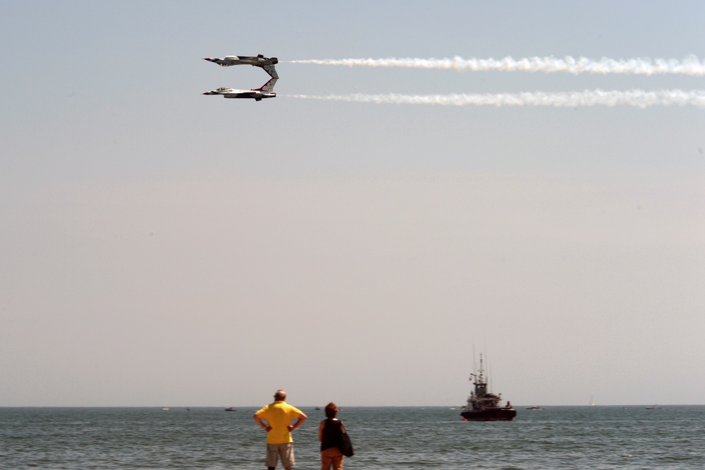 Thunderbirds perform at Atlantic City Airshow