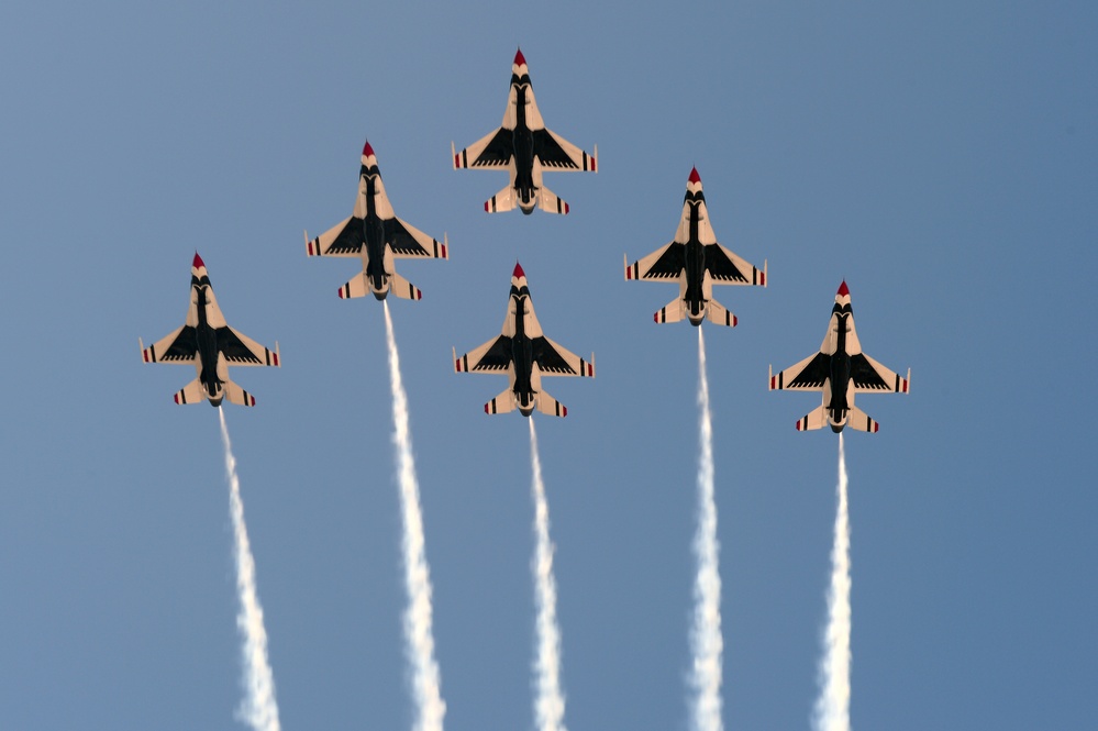 Thunderbirds perform at Atlantic City Airshow