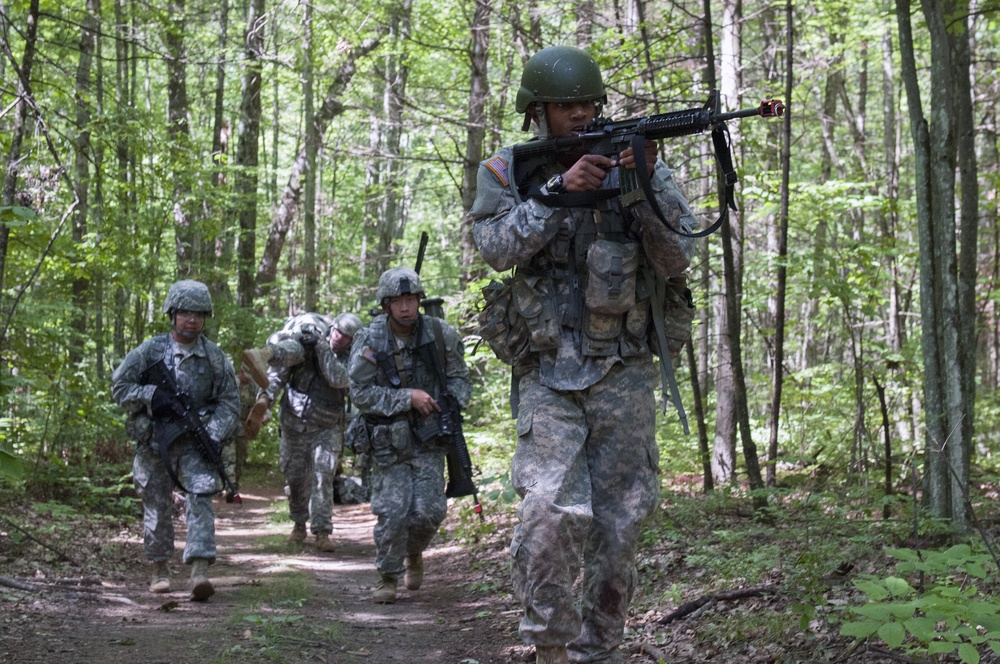 Soldiers Conduct Movement-to-Contact Training Lane