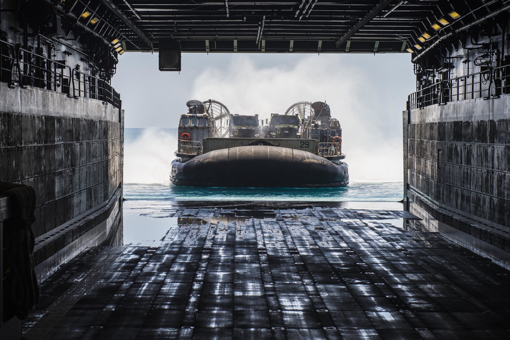 Green Bay conducts LCAC ops