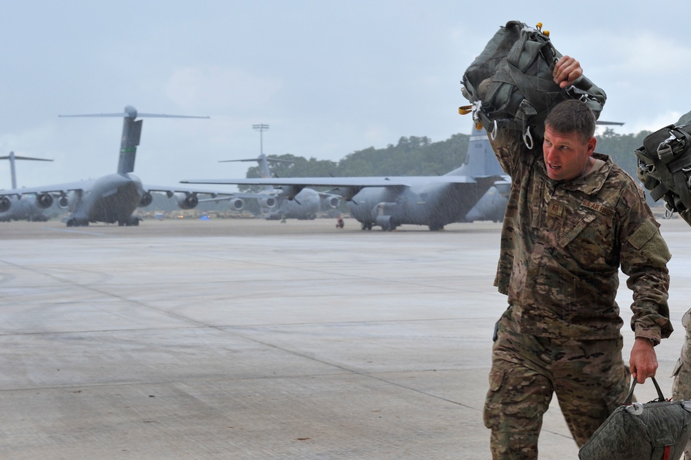 Joint force exercise prepares airmen, soldiers for contingency operations