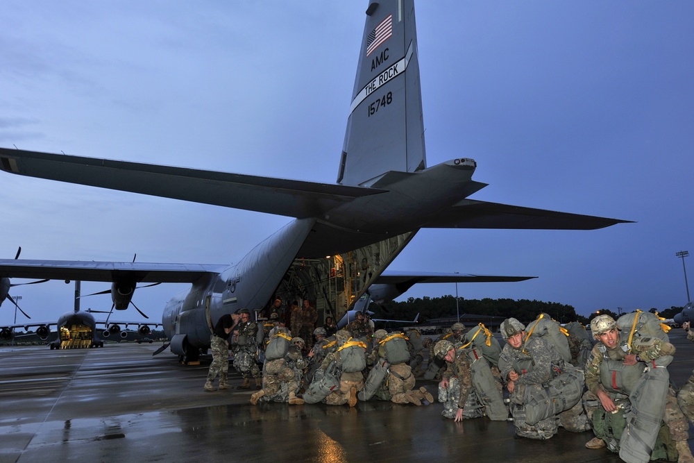 Joint force exercise prepares airmen, soldiers for contingency operations