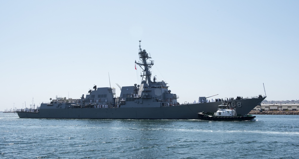 USS Wayne E. Meyer arrives in Los Angeles for Fleet Week 2016