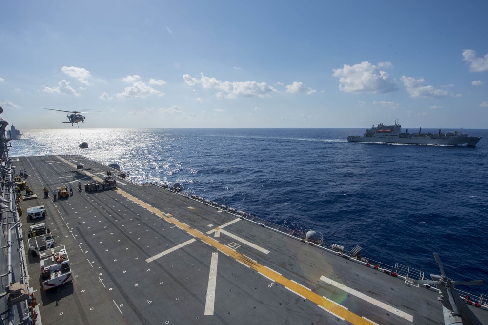 MH-60S Sea Hawk delivers supplies to USS Bonhomme Richard.