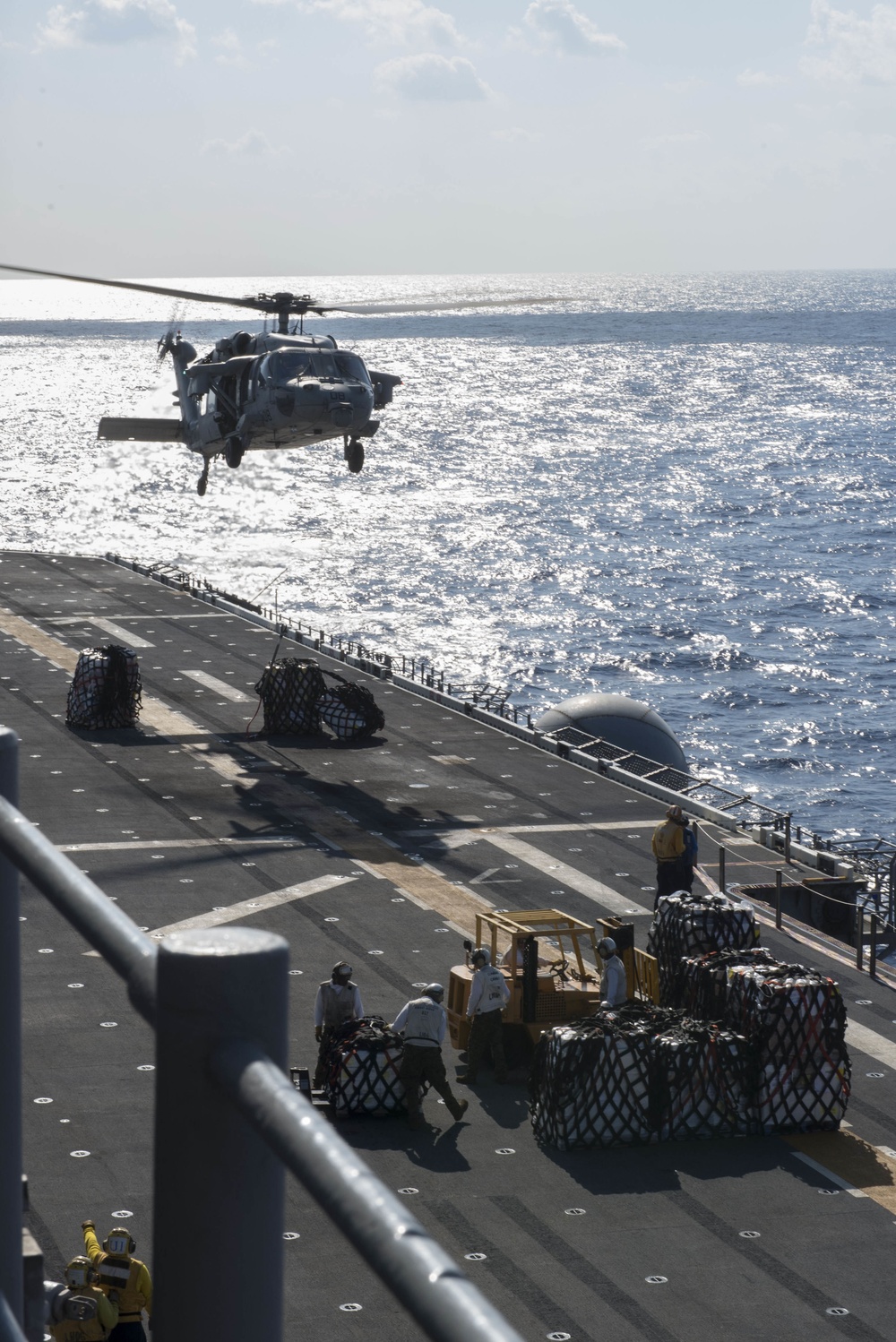 MH-60S Sea Hawk delivers supplies to USS Bonhomme Richard.