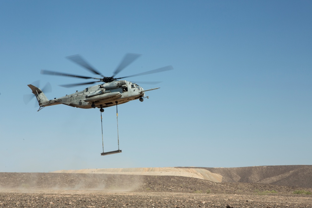 HMH-462 conducts external lift training