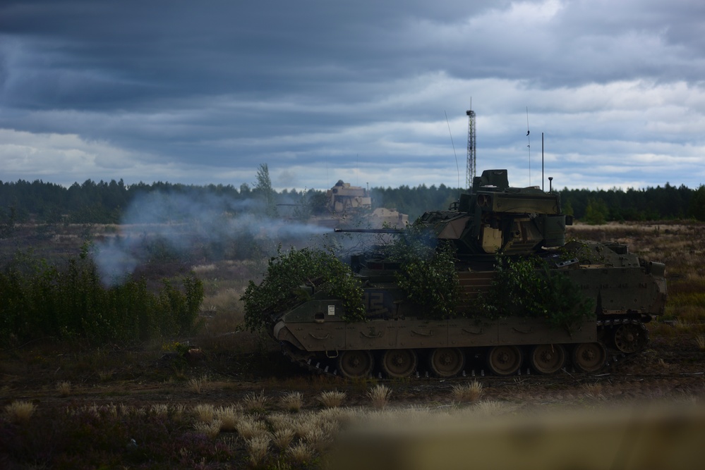 3/69 Armor Soldiers leverage Black Hawks during Eastern European live fire training