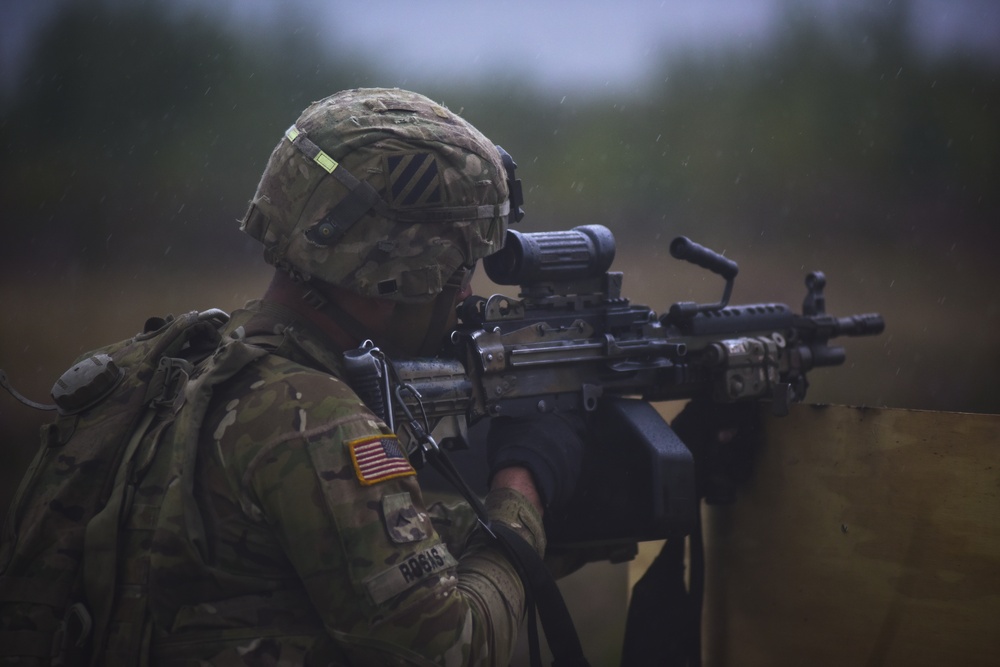 3/69 Armor Soldiers leverage Black Hawks during Eastern European live fire training