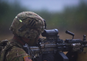 3/69 Armor Soldiers leverage Black Hawks during Eastern European live fire training