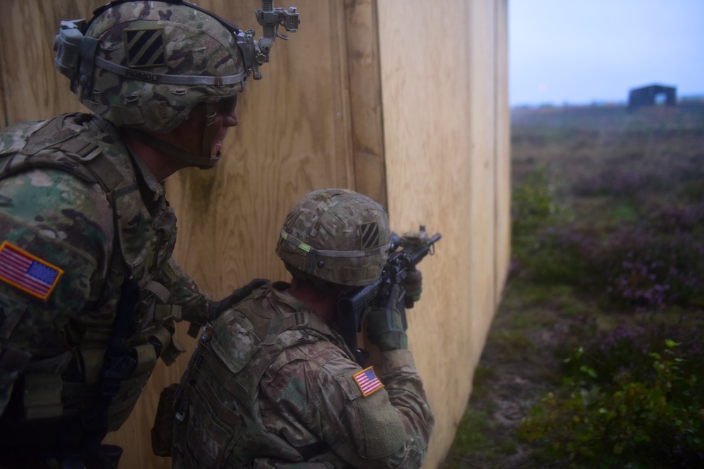 3/69 Armor Soldiers leverage Black Hawks during Eastern European live fire training