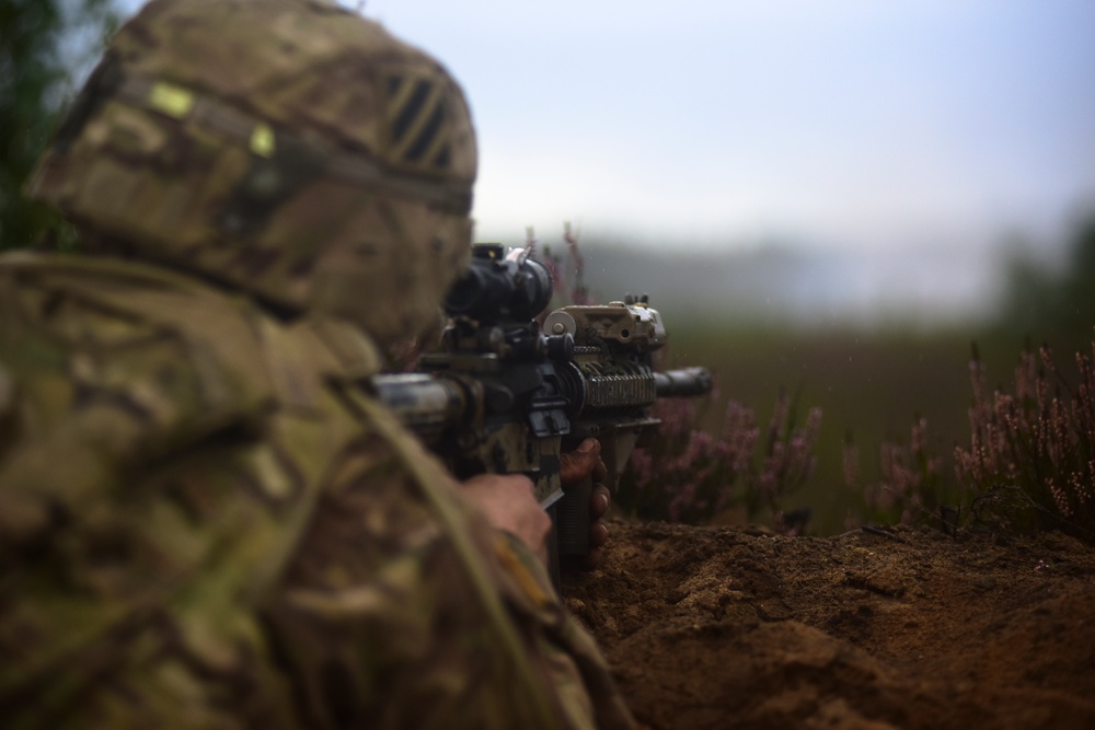 3/69 Armor Soldiers leverage Black Hawks during Eastern European live fire training