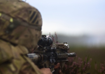 3/69 Armor Soldiers leverage Black Hawks during Eastern European live fire training