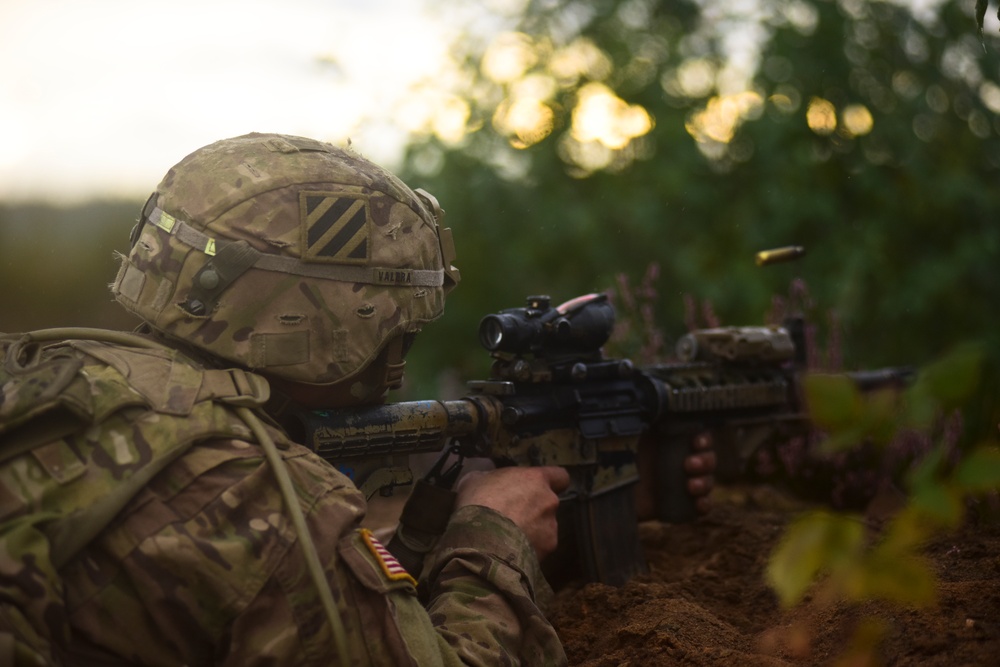 3/69 Armor Soldiers leverage Black Hawks during Eastern European live fire training