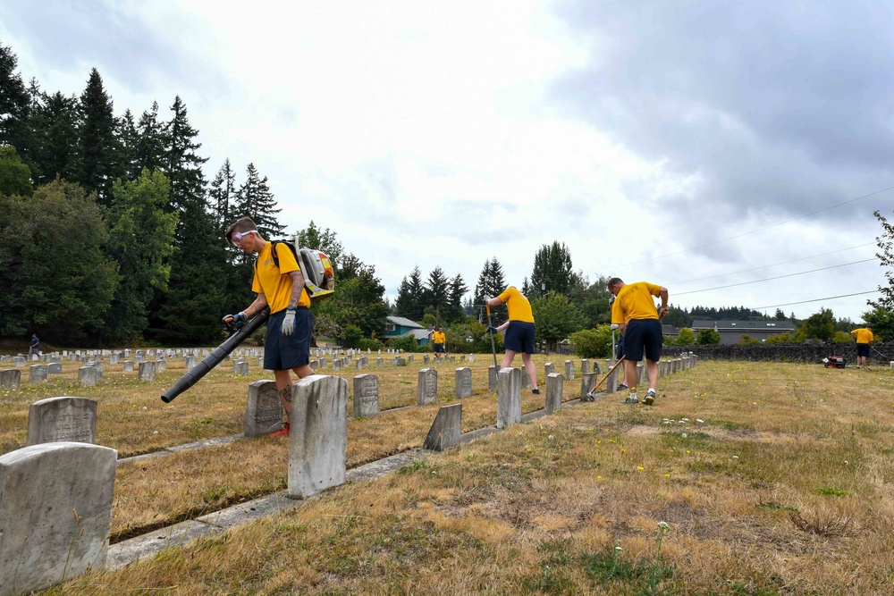 USS John C. Stennis Chief selectees clean Retsil Veterans Home