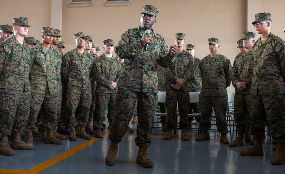 CMC Visits SPMAGTF-SC Marines in Honduras