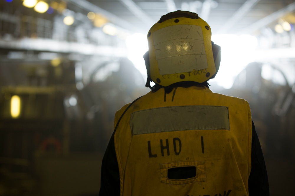 Wasp Sailors Conduct LCAC Operations