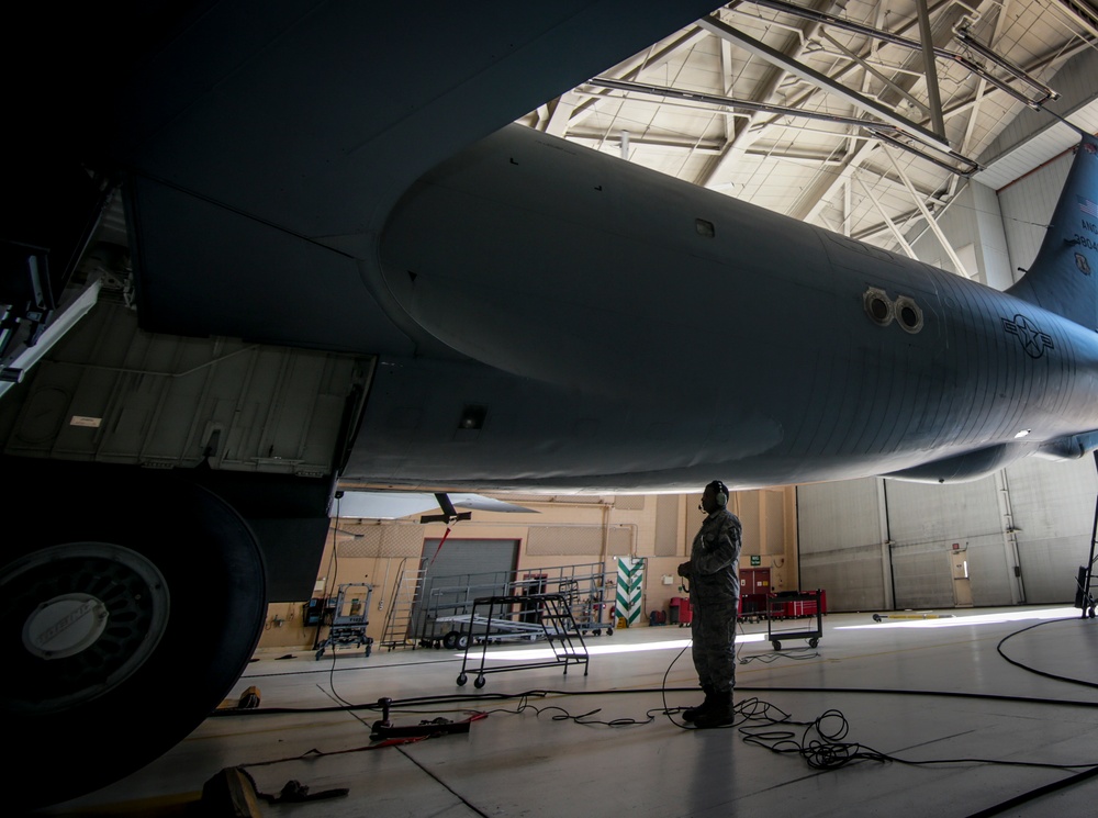 KC-135 landing gear maintenance