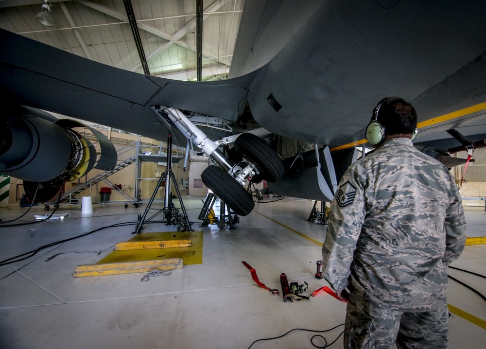 KC-135 landing gear maintenance