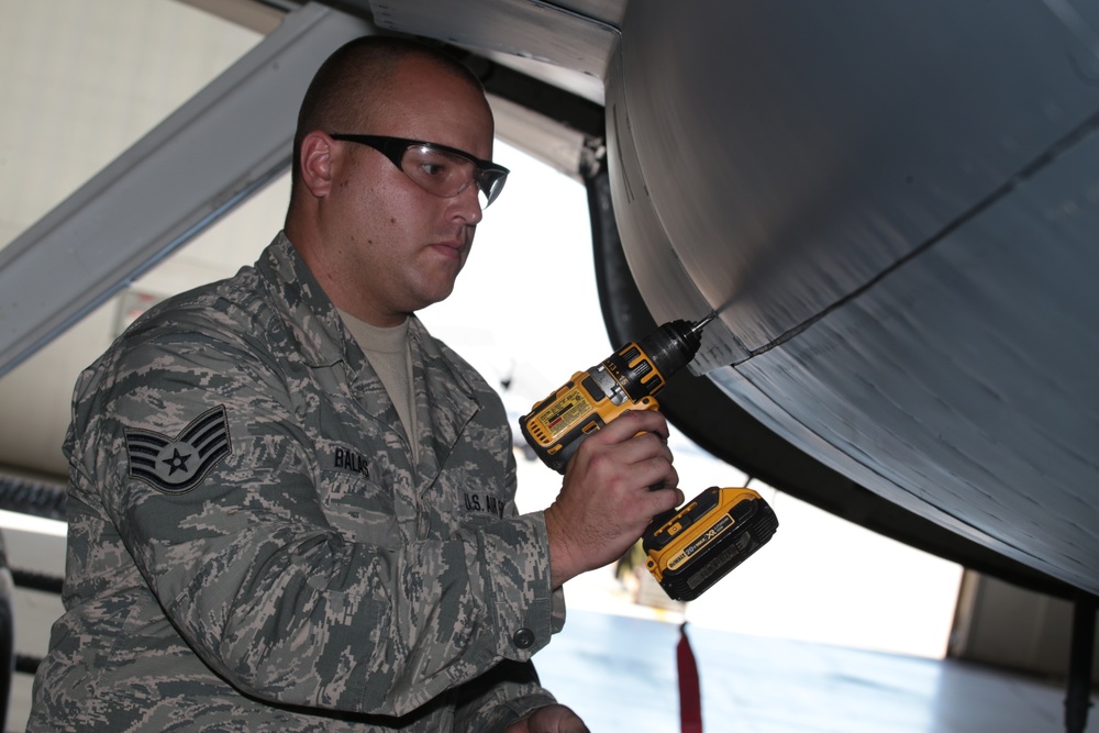 KC-135 landing gear maintenance