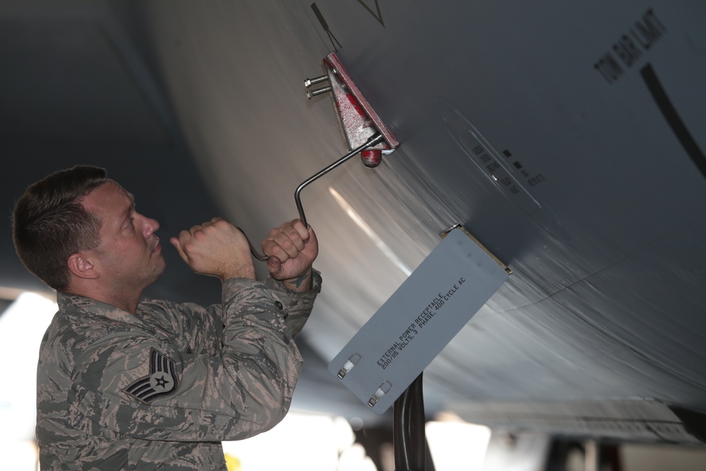 KC-135 landing gear maintenance