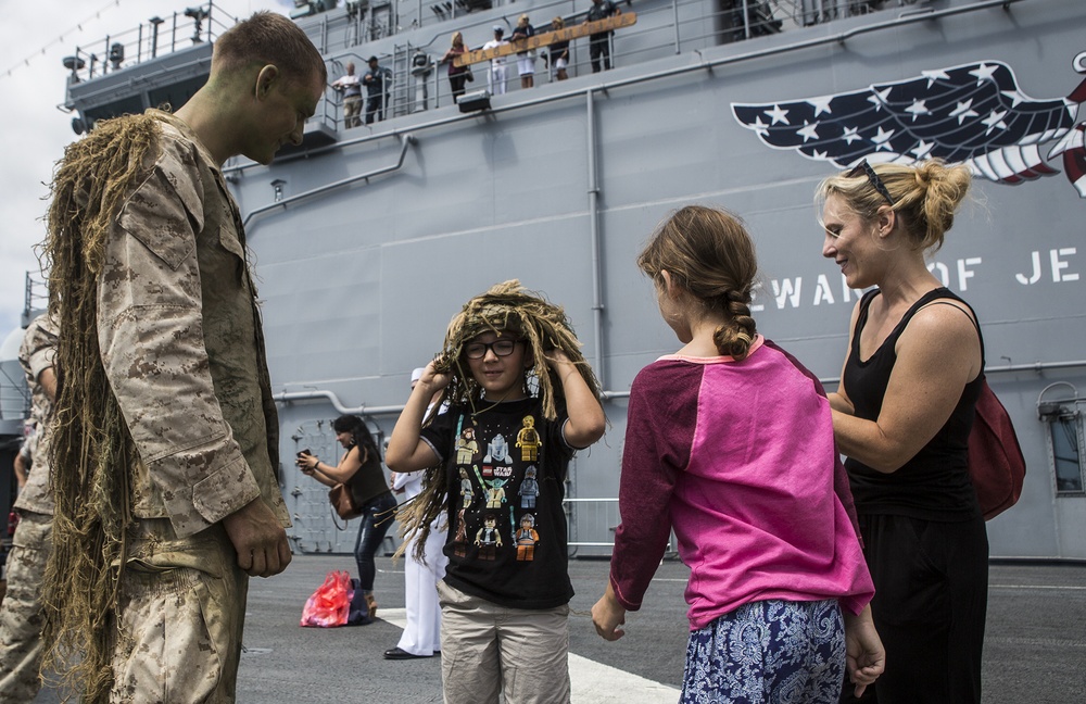 Community Meets Marines, Learn About Capabilities During L.A. Fleet Week