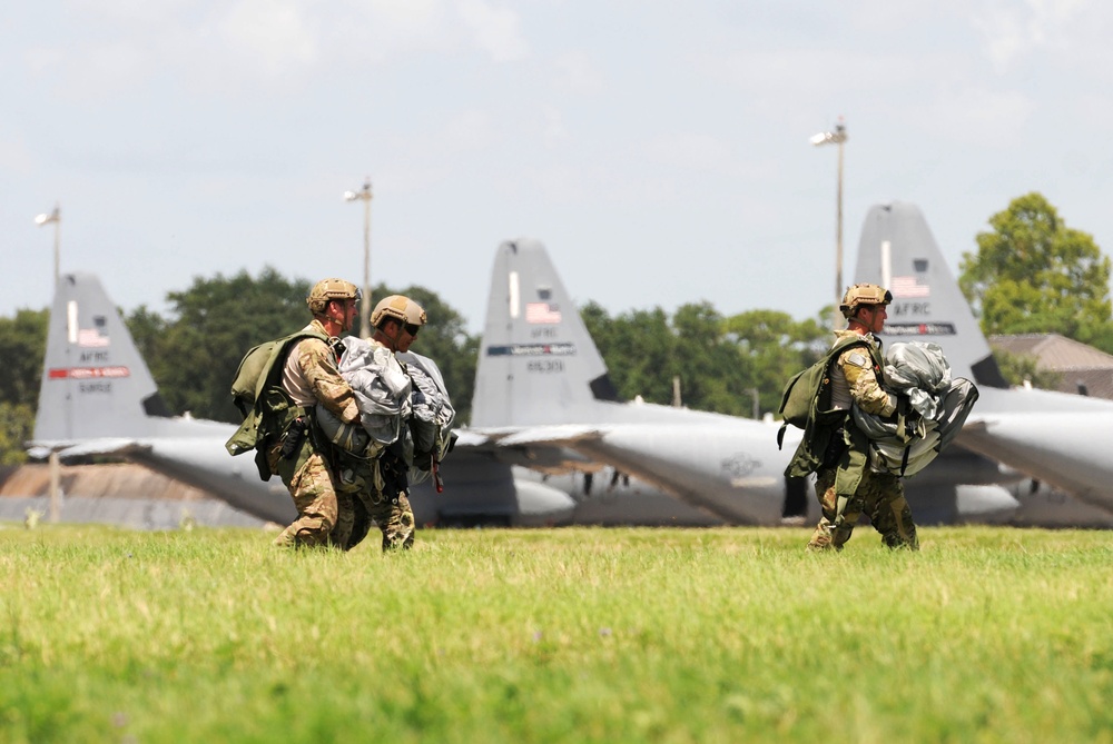 Special Tactics Airmen complete free fall training at Keesler