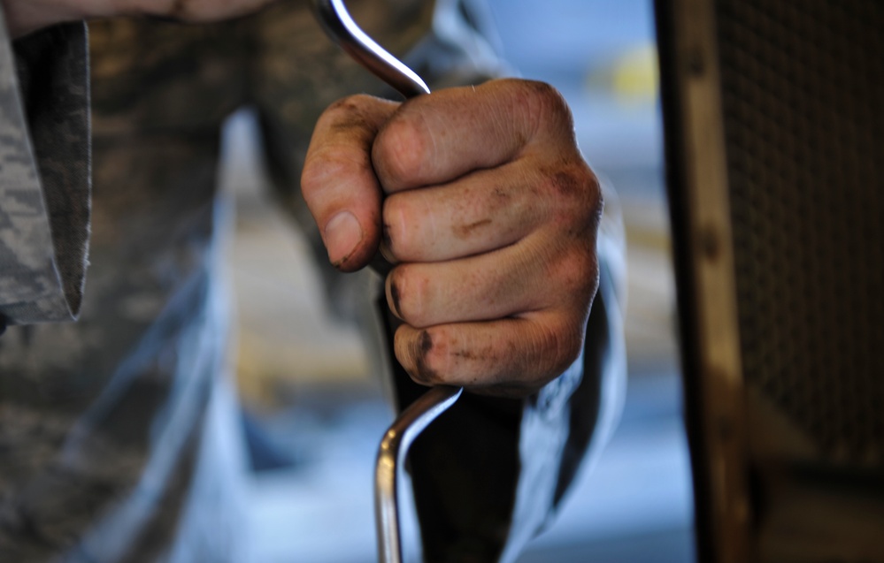 801st SOAMXS Airmen perform maintenance on a CV-22B Osprey