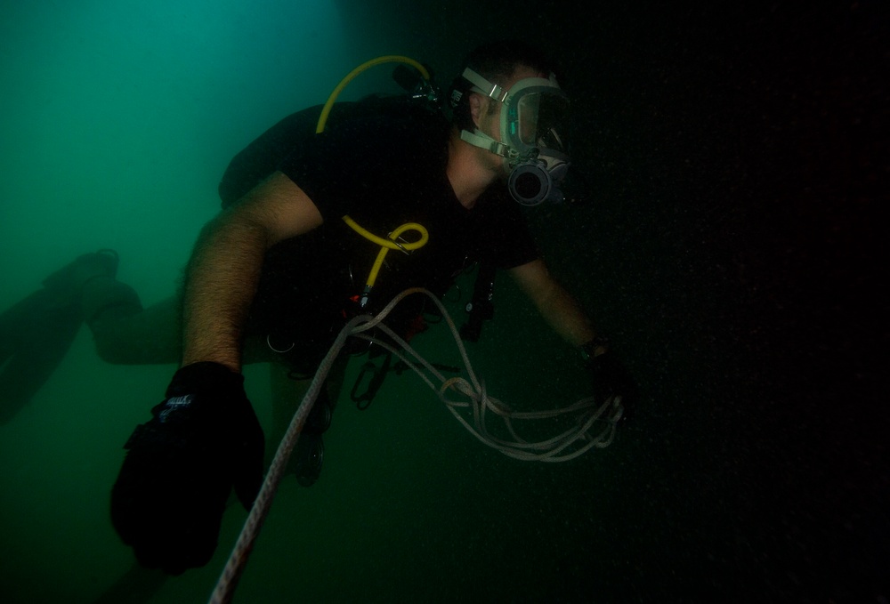 Navy Divers Conduct Anti-Terrorism/Force Protection Dives In The Arabian Gulf