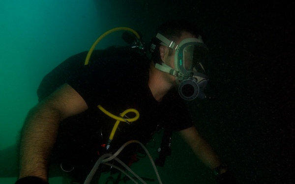 Navy Divers Conduct Anti-Terrorism/Force Protection Dives In The Arabian Gulf