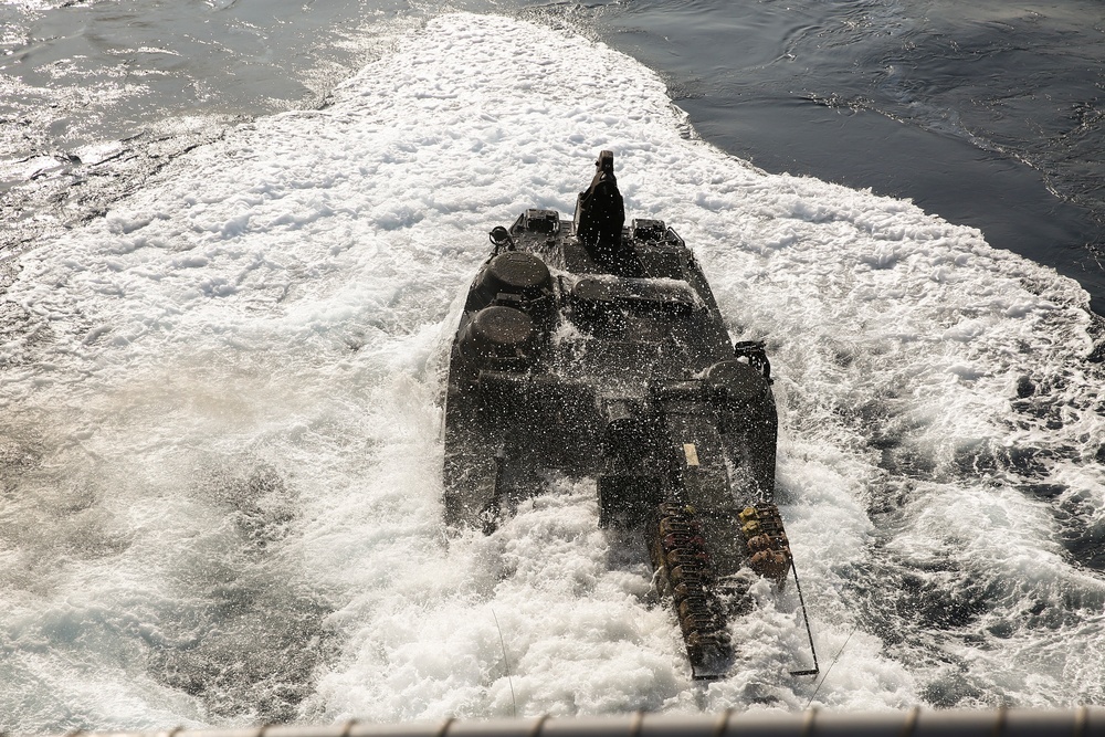 22nd MEU Conducts AAV Splash Training