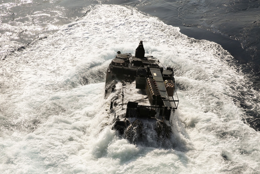 22nd MEU Conducts AAV Splash Training