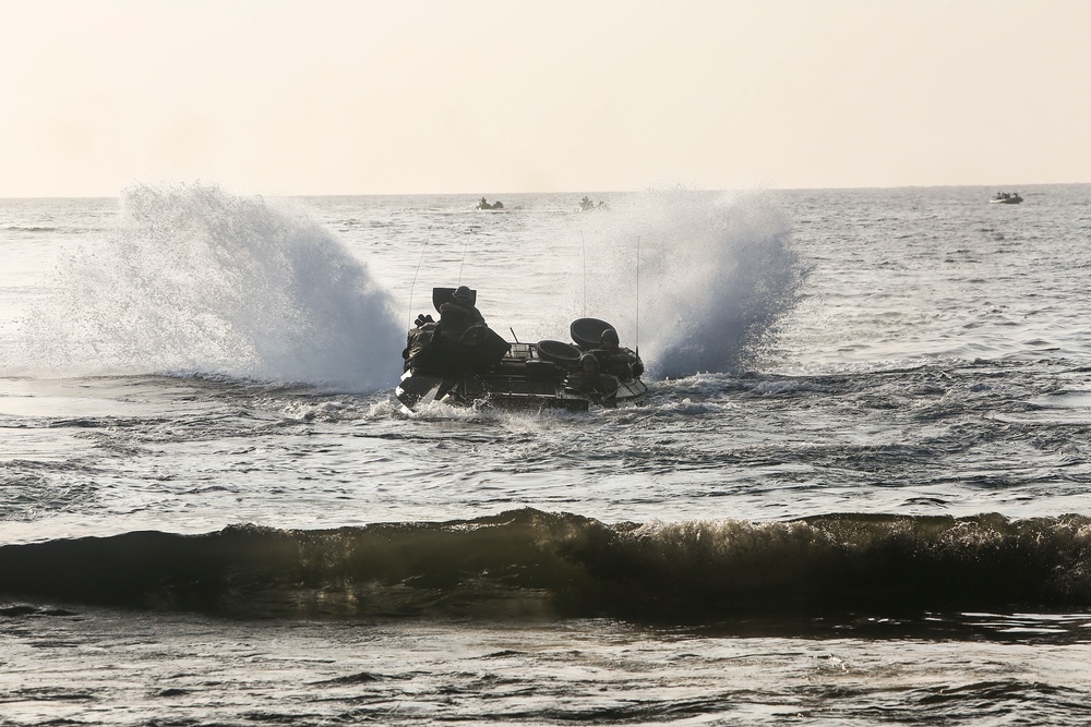 22nd MEU Conducts AAV Splash Training