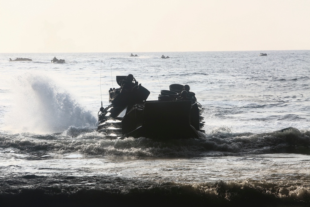 22nd MEU Conducts AAV Splash Training