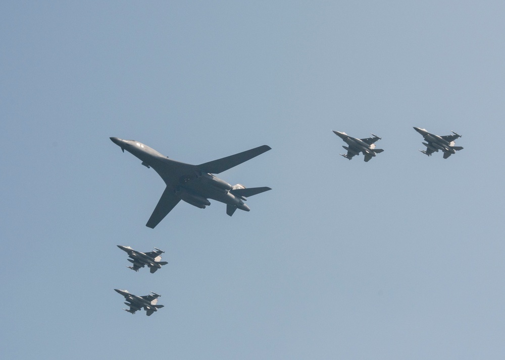 U.S., RoK conduct strategic display of air power