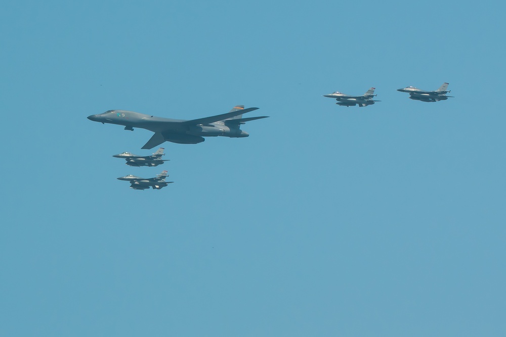 U.S., ROK conduct strategic display of air power