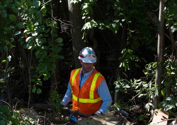 Removal of flood debris restricting drainage in Ellicott City