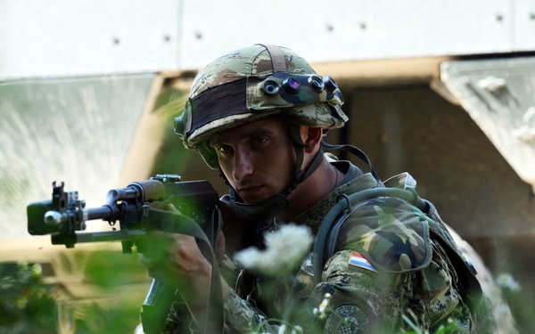 Croatian mobile infantry shows off Croatia’s military might during IR16