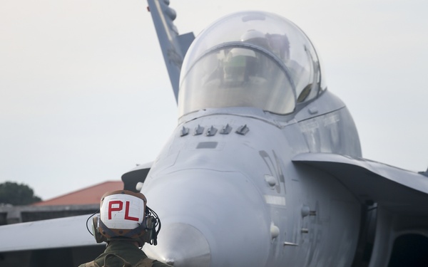 Valiant Shield 16: Rear Adm. Hurley visits Marines