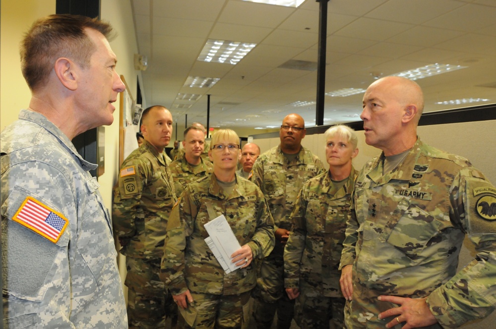 Army Reserve commanding general visits ARMEDCOM during his battlefield circulation