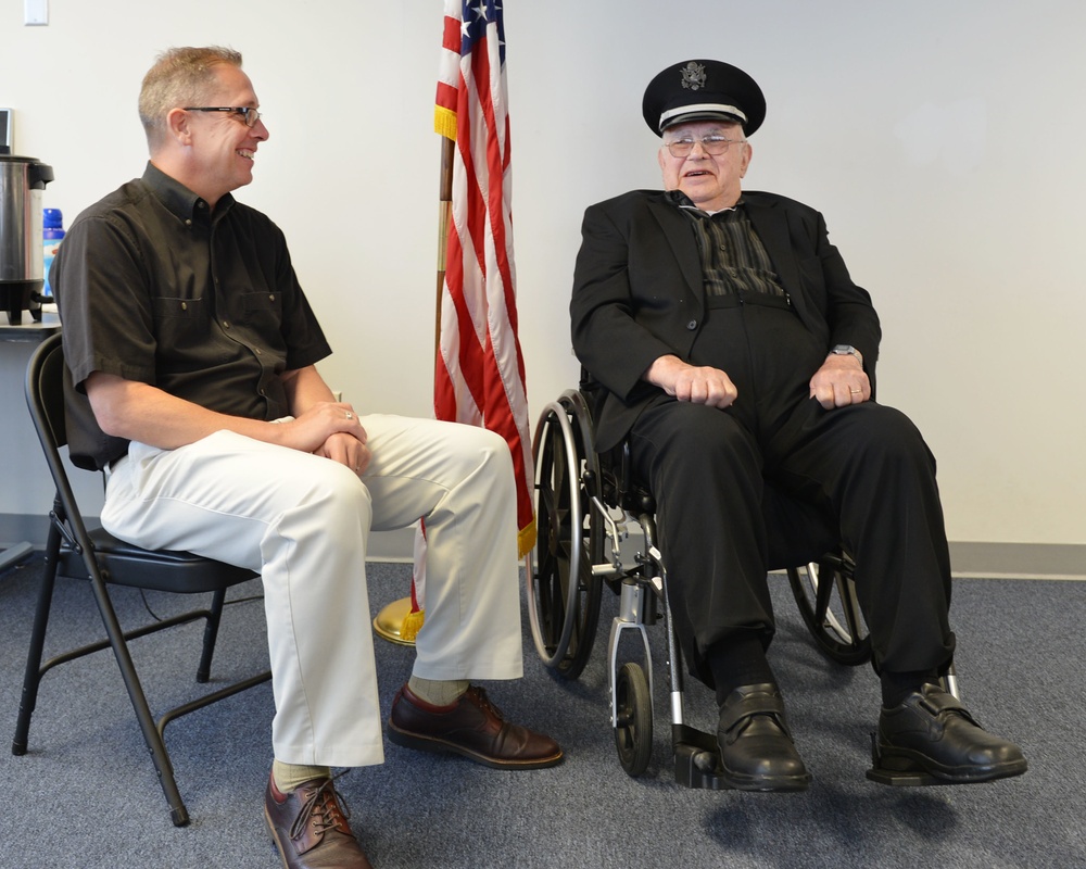 Retired Nebraska Air Guard Pilot pays visit to unit