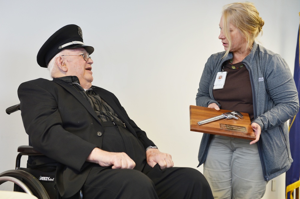 Retired Nebraska Air Guard Pilot pays visit to unit