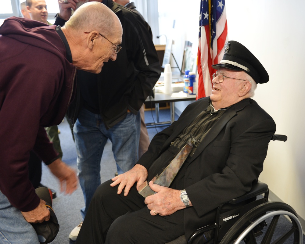 Retired Nebraska Air Guard Pilot pays visit to unit