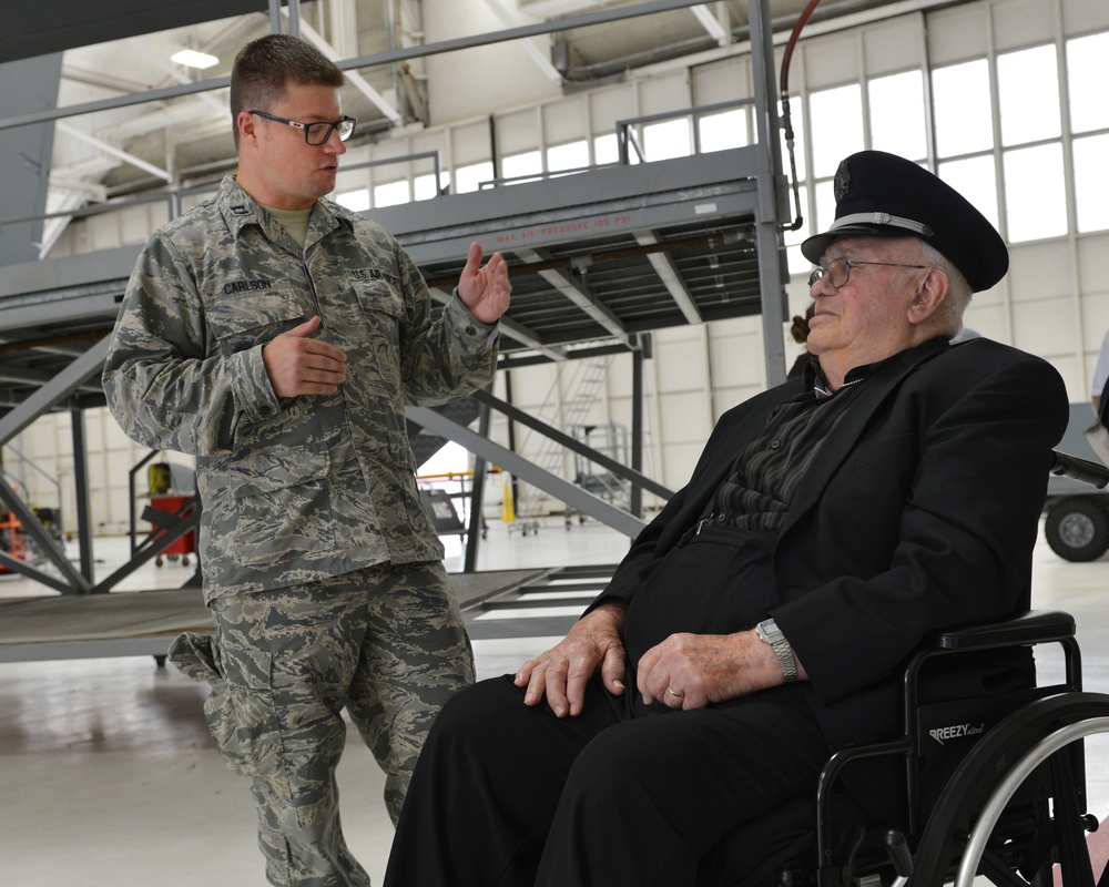 Retired Nebraska Air Guard Pilot pays visit to unit