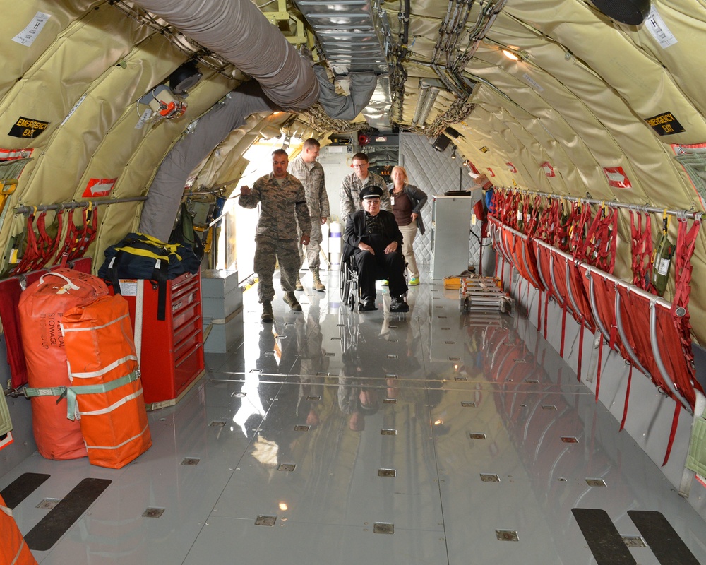 Retired Nebraska Air Guard Pilot pays visit to unit