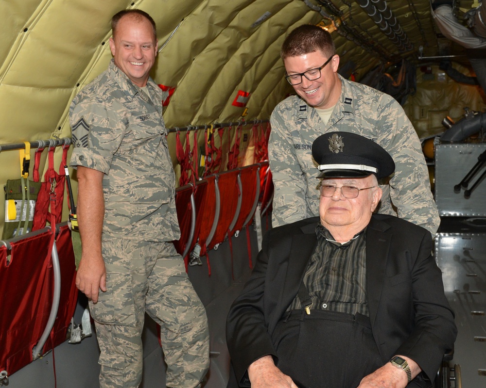 Retired Nebraska Air Guard Pilot pays visit to unit