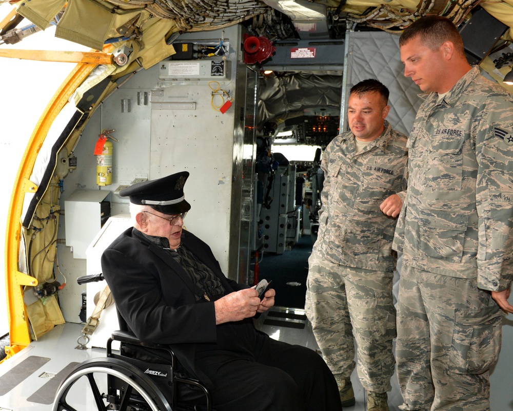 Retired Nebraska Air Guard Pilot pays visit to unit