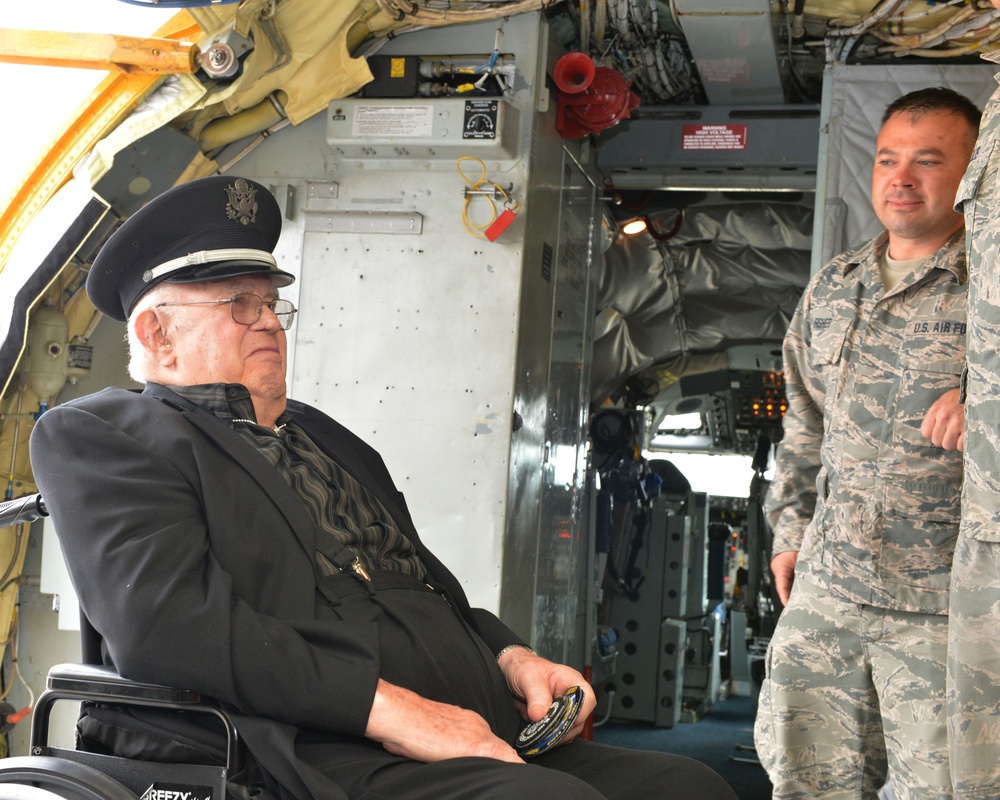 Retired Nebraska Air Guard Pilot pays visit to unit