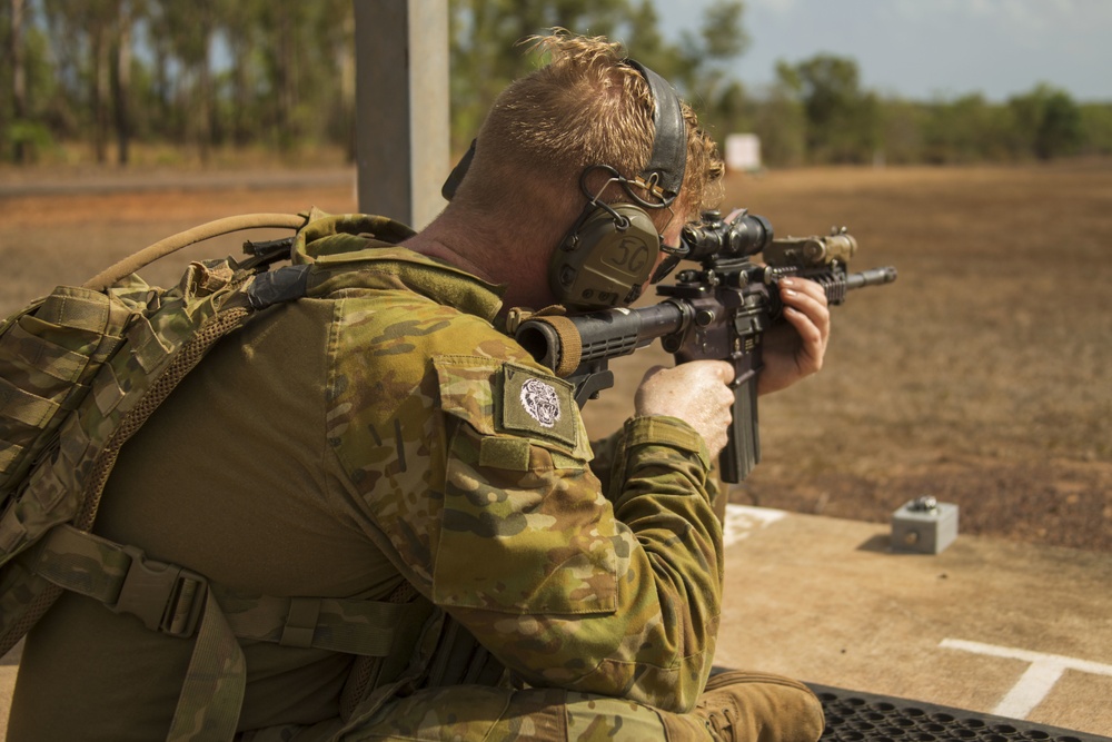 U.S. Marines, Australian soldiers exchange weapons