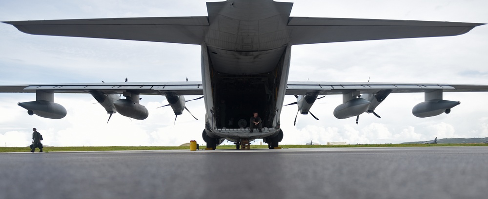 Valiant Shield 16: Red Patchers support the aircrew