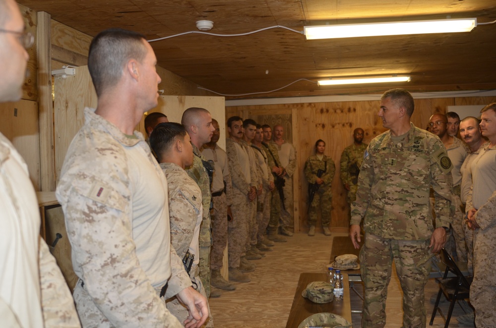 Commander visits with Task Force Al Taqaddum